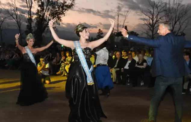 Las reinas aprovecharon al ocaso folclórico en la Fiesta de la Cosecha y salieron a demostrar sus encantos para la danza.
