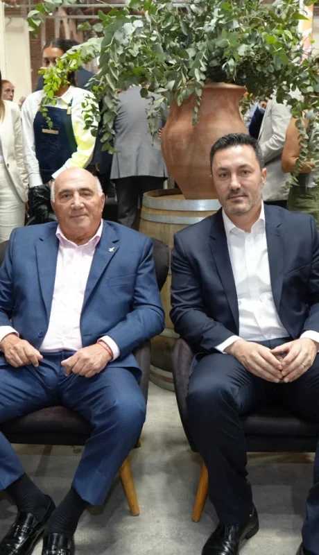 El gobernador Alfredo Cornejo junto con Emilio Magnaghi, presidente de la Cooperativa Empresa Eléctrica de Gosoy Cruz, Luis Petri y Hebe Casado