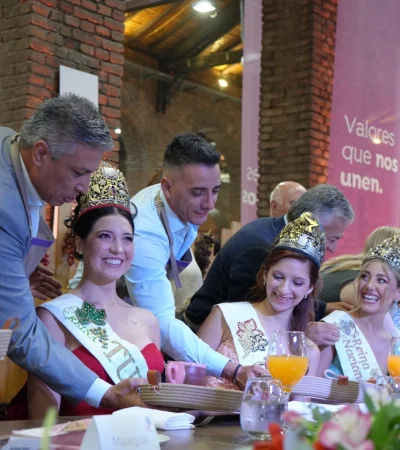 En el Desayuno Real los intendentes de cada departamento agasajan a sus reinas en representación del pueblo mendocino.