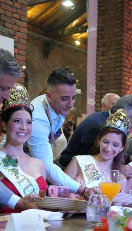 En el Desayuno Real los intendentes de cada departamento agasajan a sus reinas en representación del pueblo mendocino.