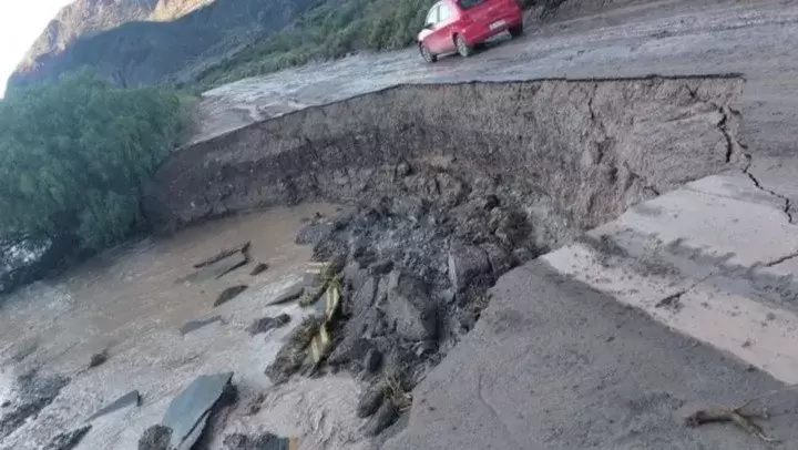 La ruta 51, que une varias localidades de Salta, destrozada por el río Toro.