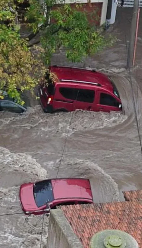 Video: los desesperados pedidos de auxilio de personas atrapadas por el temporal