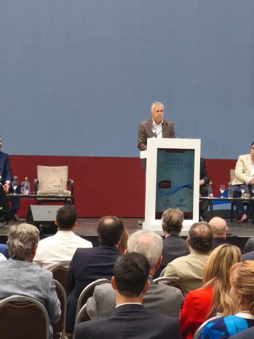 Alfredo Cornejo en el desayuno de Coviar