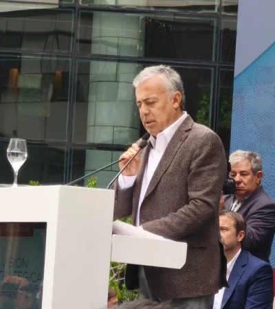 El gobernador de Mendoza, Alfredo Cornejo durante su discurso en el desayuno de Coviar.