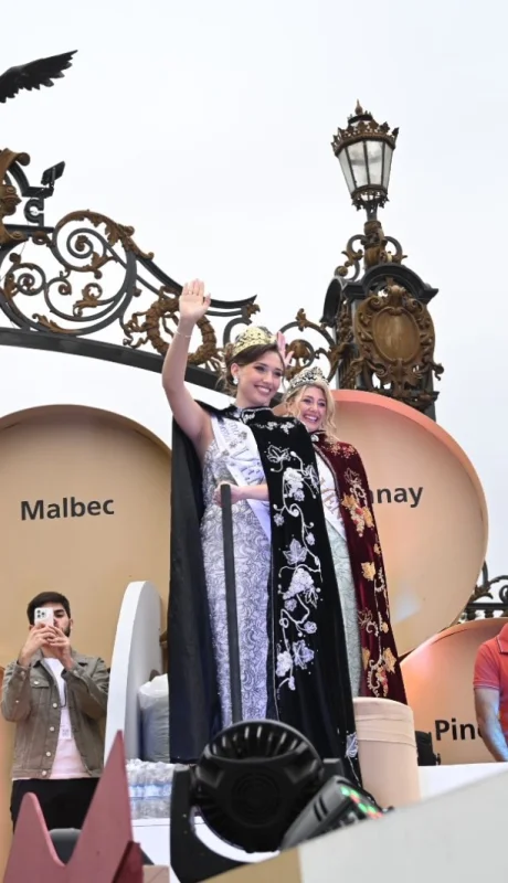 Las calles mendocinas se vistieron de color con el Carrusel de Vendimia