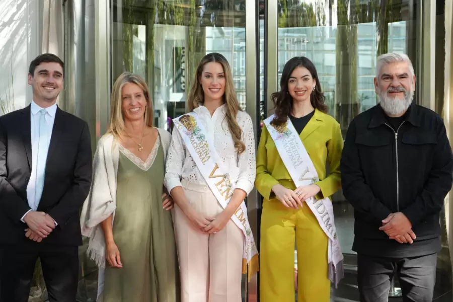 Alejandrina y Sofía con funcionarios