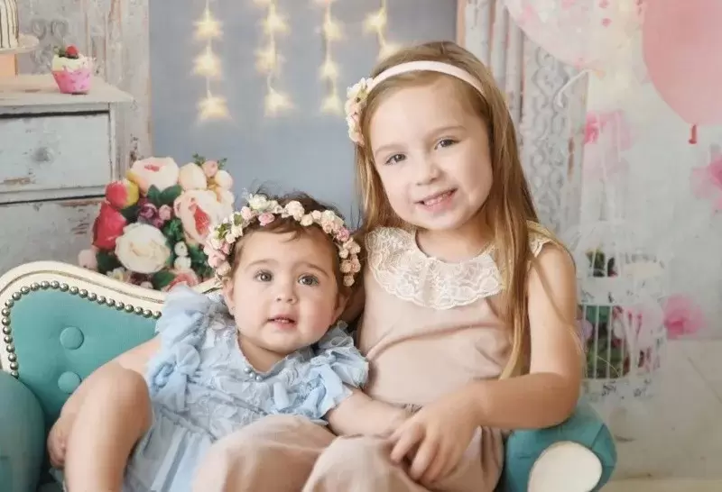 Delfina Hecker de 1 año y a Pilar Hecker de 5/