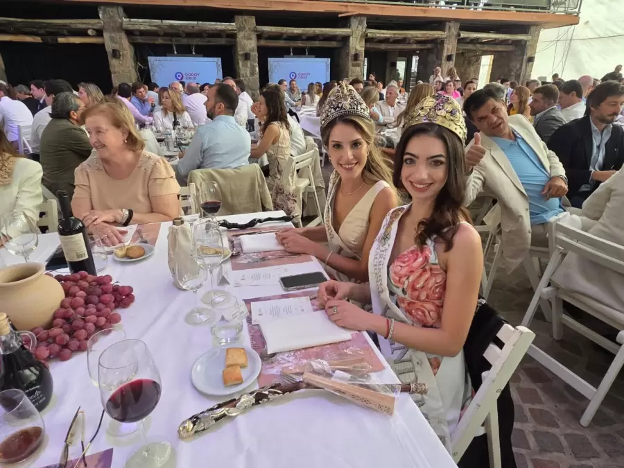 Alejandrina Funes y Sofía Perfumo en Estancia San Isidro disfrutando de la Vendimia Solidaria/