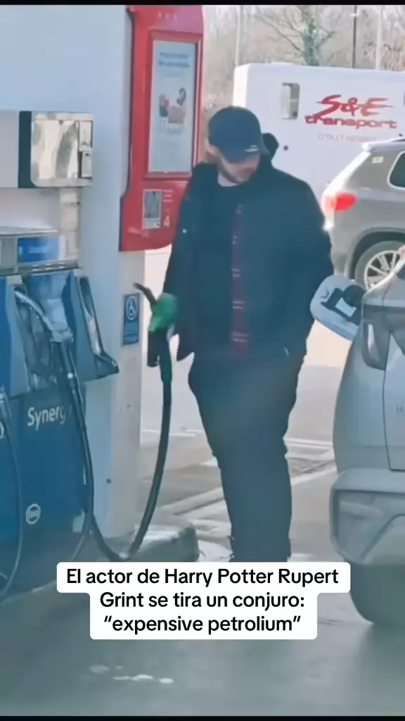 Rupert Grint y su momento épico en una estación de servicio.