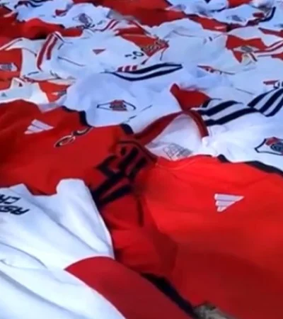Camisetas de River que fueron confiscadas en el operativo de este domingo.