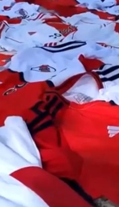 Camisetas de River que fueron confiscadas en el operativo de este domingo.