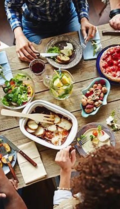 La dieta mediterránea restringe el consumo de carnes rojas y alimentos ultraprocesados.