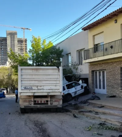 Finalmente el camión sin control logró frenar su marcha luego de embestir a una decena de automóviles.