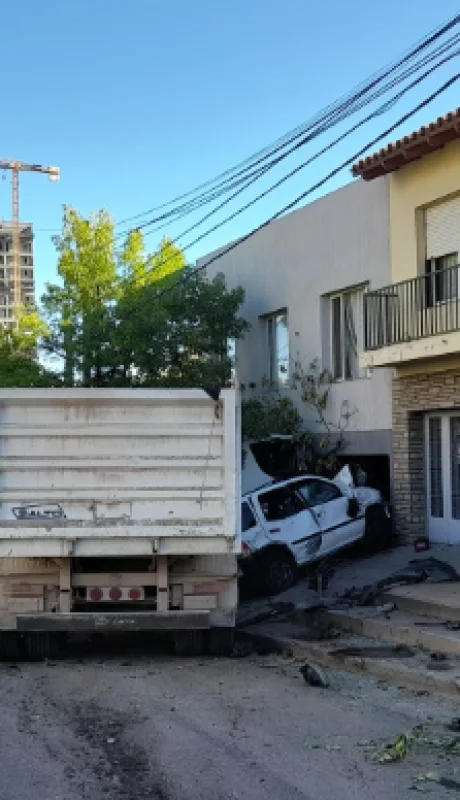 Finalmente el camión sin control logró frenar su marcha luego de embestir a una decena de automóviles.