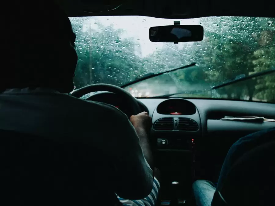 Evitar lugares empantanados: podrían ser pozos de los cuales el auto no sale.