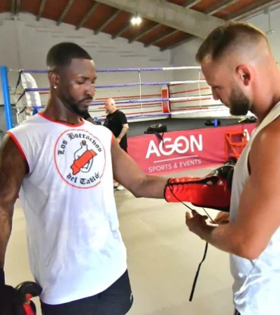 El cubano Scull en el gimnasio con su remera de River