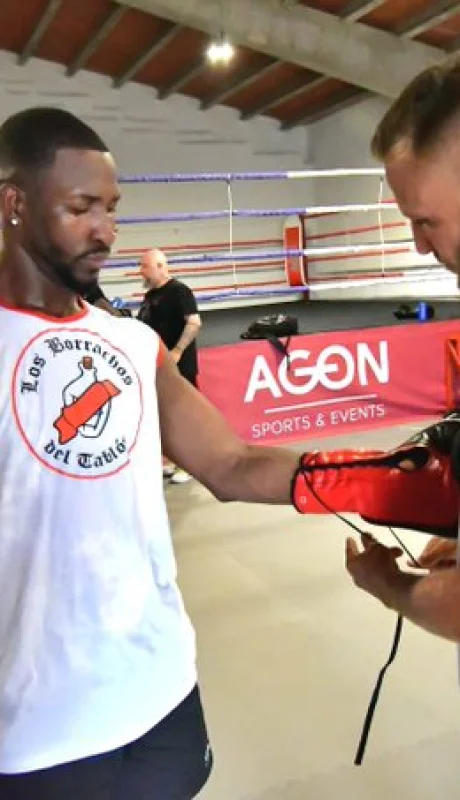 El cubano Scull en el gimnasio con su remera de River