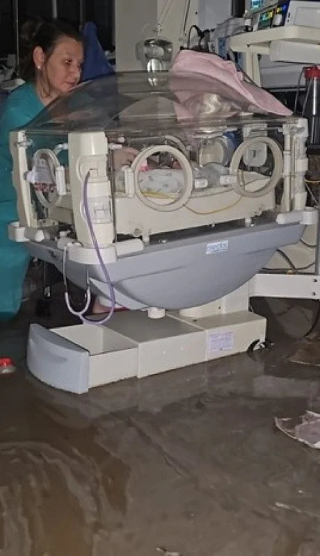 La sala de Neonatología del Hospital Penna de Bahía Blanca, completamente inundada.