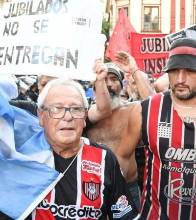 La hinchada de Chacarita acompañó a los jubilados en la marcha.