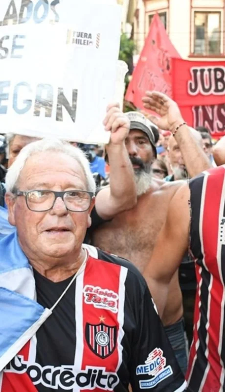 La hinchada de Chacarita acompañó a los jubilados en la marcha.