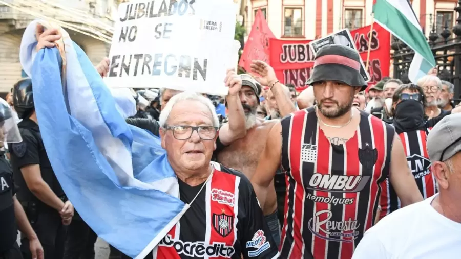 La hinchada de Chacarita acompañó a los jubilados en la marcha.