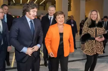 Milei firmó el DNU para acuerdo con el FMI: aval presidencial y denuncia penal