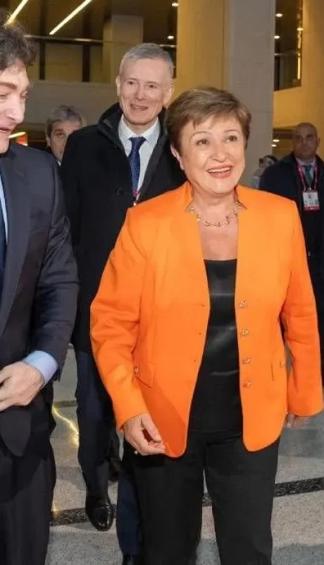 Milei firmó el DNU para acuerdo con el FMI: aval presidencial y denuncia penal