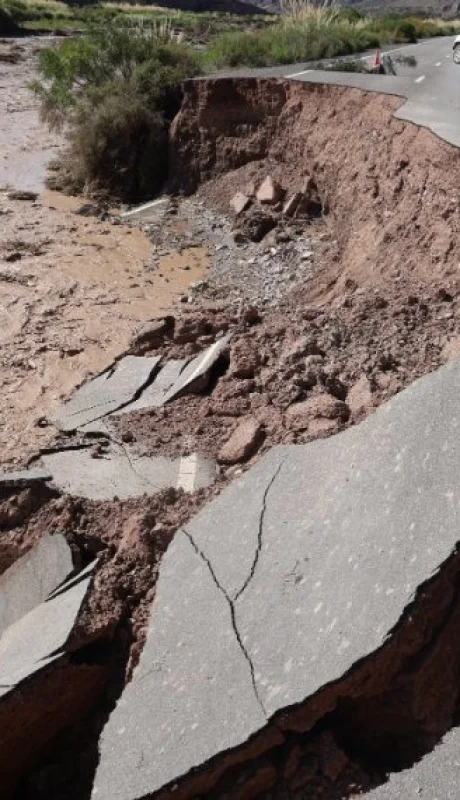 Rutas nacionales y provinciales de Jujuy, Salta y Tucumán destrozadas por el temporal.