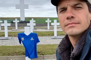 En Malvinas, burló a los británicos e hizo flamear la bandera argentina y la camiseta del Diego