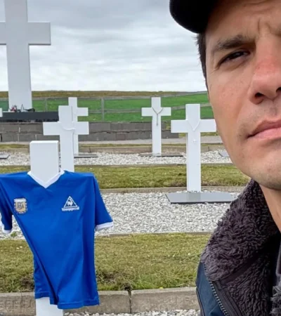 Juan Diaz dejó una camiseta de Maradona y una bandera argentina en Darwin.