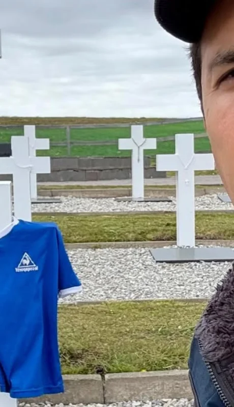 Juan Diaz dejó una camiseta de Maradona y una bandera argentina en Darwin.