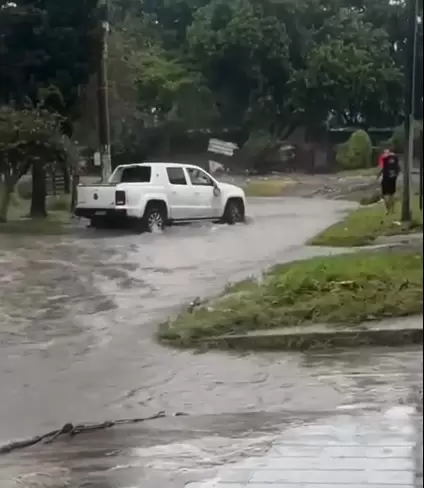La víctima iba en su camioneta y quedó varada por una inundación.