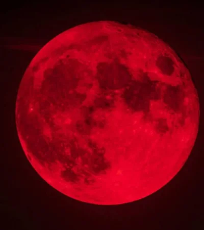 Luna Roja.