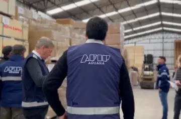 Ventilan "una orden de arriba" para dejar pasar valijas con dinero por la Aduana