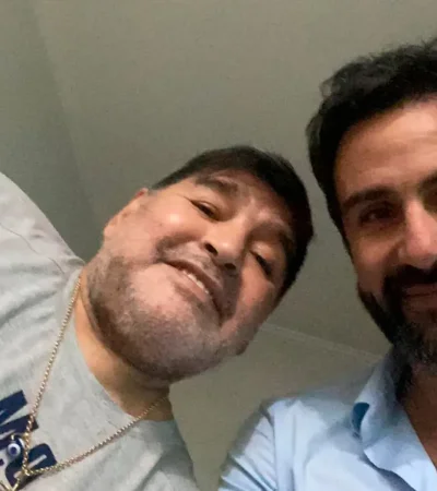 Diego Maradona con quien fuera su médico, Leopoldo Luque