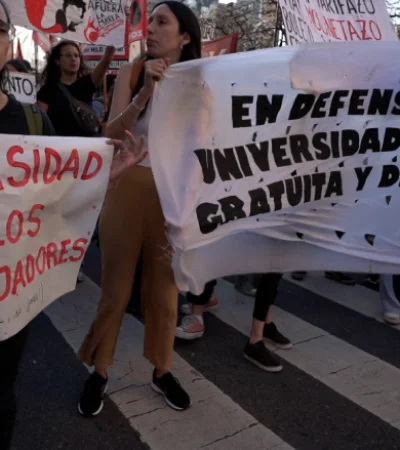 El gobierno de Javier Milei mantiene su postura de no llamar a paritarias y aumentar unilateralmente el salario de docentes y no docentes.