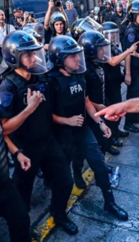 Los hinchas de fútbol se suman a la marcha de jubilados.