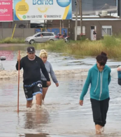 La primera recomendación es no tocarse los ojos con las manos sucias mientras se están realizando tareas de asistencia en Bahía Blanca.