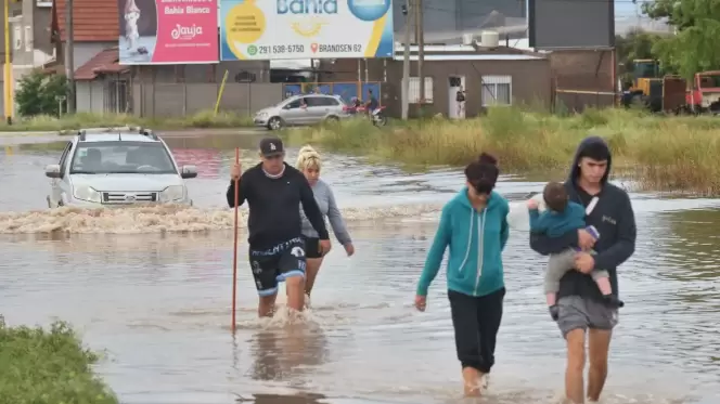 La primera recomendación es no tocarse los ojos con las manos sucias mientras se están realizando tareas de asistencia en Bahía Blanca.