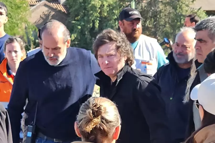 El Presidente viajó con Karina Milei, Guillermo Francos y Patricia Bullrich a Bahía Blanca, golpeada por un temporal que dejó 16 muertos.