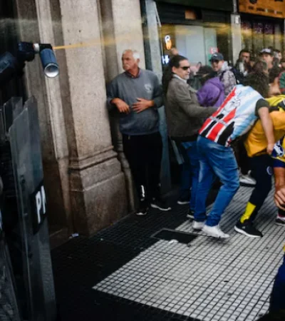 La zona del Congreso de la Nación se transformó en un área de duras protestas con la consecuente represión de  parte de las fuerzas de prevención.