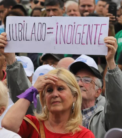 Los jubilados marchan contra el veto de Milei a la ley que establecía  aumentos de jubilaciones y la extensión de la moratoria.