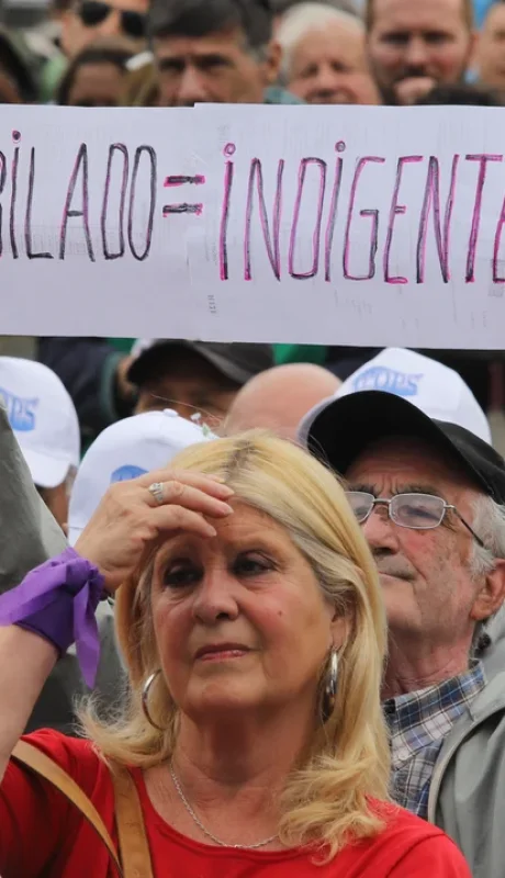 Los jubilados marchan contra el veto de Milei a la ley que establecía  aumentos de jubilaciones y la extensión de la moratoria.