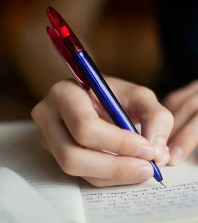 ¿Mala letra o mente brillante? Mirá lo que sugiere una investigación