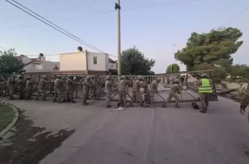 El Ejército monta un puente militar sobre el canal Maldonado