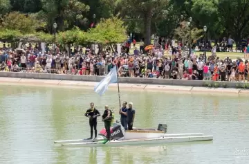 Regatas vuela 2025, espectáculo aéreo y acuático sobre el lago del parque mendocino