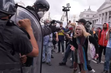 Violencia en la protesta: agresiones a la prensa y enfrentamientos con la Policía