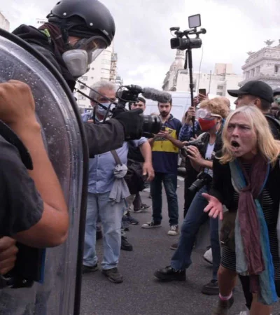 Violencia en la protesta: agresiones a la prensa y enfrentamientos con la Policía