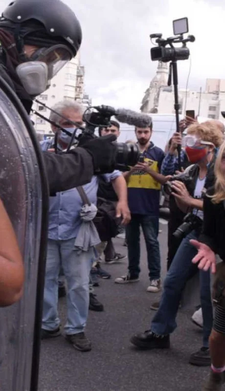 Violencia en la protesta: agresiones a la prensa y enfrentamientos con la Policía