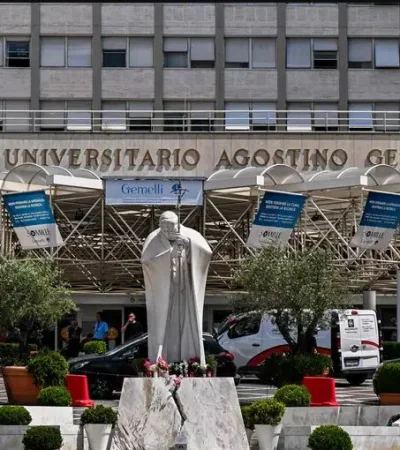 El pronóstico del Santo Padre de la Iglesia Católica se maneja de forma cautelosa, pero ya no es de índole reservado.